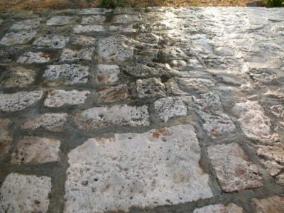 Muti testimoni all'ombra di un tramonto