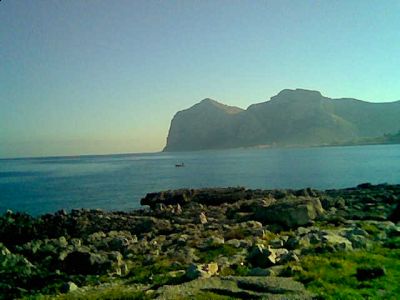 Canto solitario di un viaggiatore sul confine d'orizzonte  