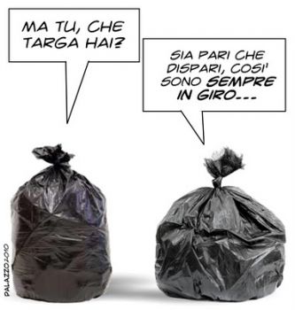 Dello struzzo con la testa sotto la sabbia