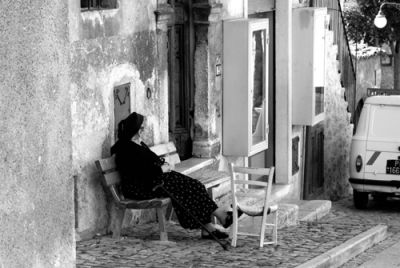 Porto la mano al cuore