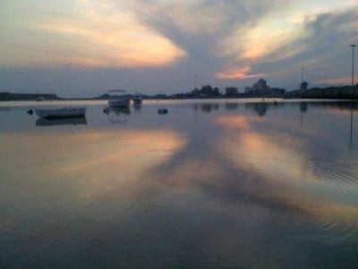 Due amanti al tramonto sul mare