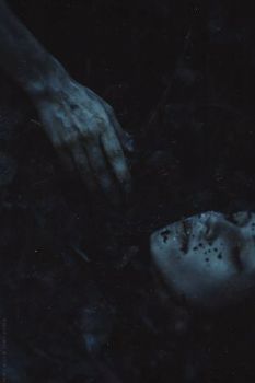 La mano sporca di fango