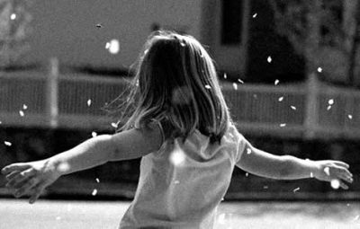 Piccole foglie tra la neve