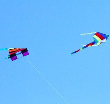 E gli aquiloni carezzano il cielo