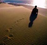 Sulla spiaggia al tramonto