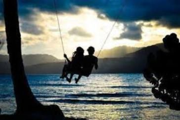 Dondola e sorride al cuore l’altalena