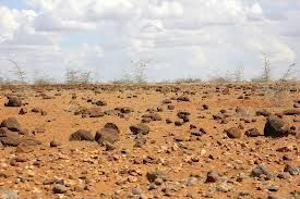 Saltando tra i sassi nel deserto