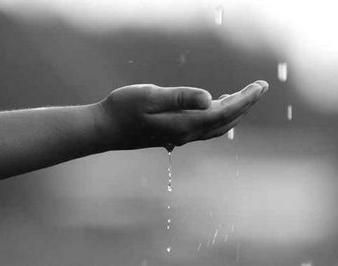 Cammina la pioggia sulle tue dita  