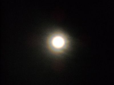 ) Tra due parentesi di luna (