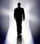 L'uomo � solo con la sua maschera  