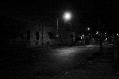 Risuona lo scrosciar di notti acide  