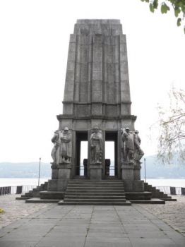 Tra le ortensie, lago e fango  