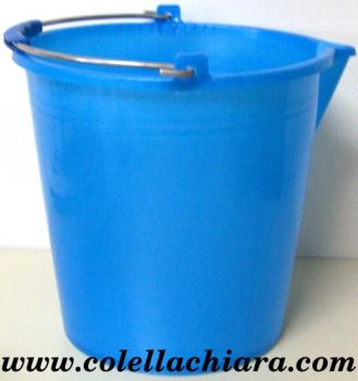 Binario 21: La vecchia sul secchio