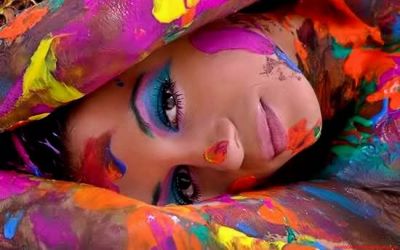 Con le dita impregnate  