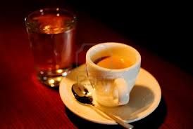 Col caff�, d�acqua un bicchiere