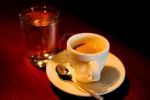 Col caff�, d�acqua un bicchiere