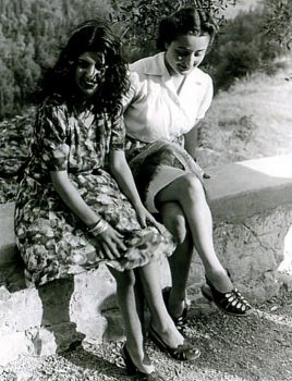 Le "ragazze del muretto"