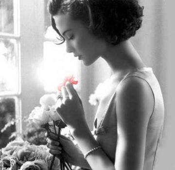 Un fiore tra le labbra