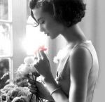 Un fiore tra le labbra