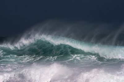 Urla la sua potenza il mare  