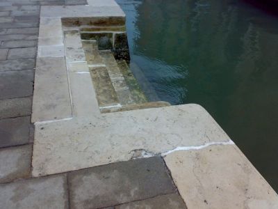 La bianca linea di pietre